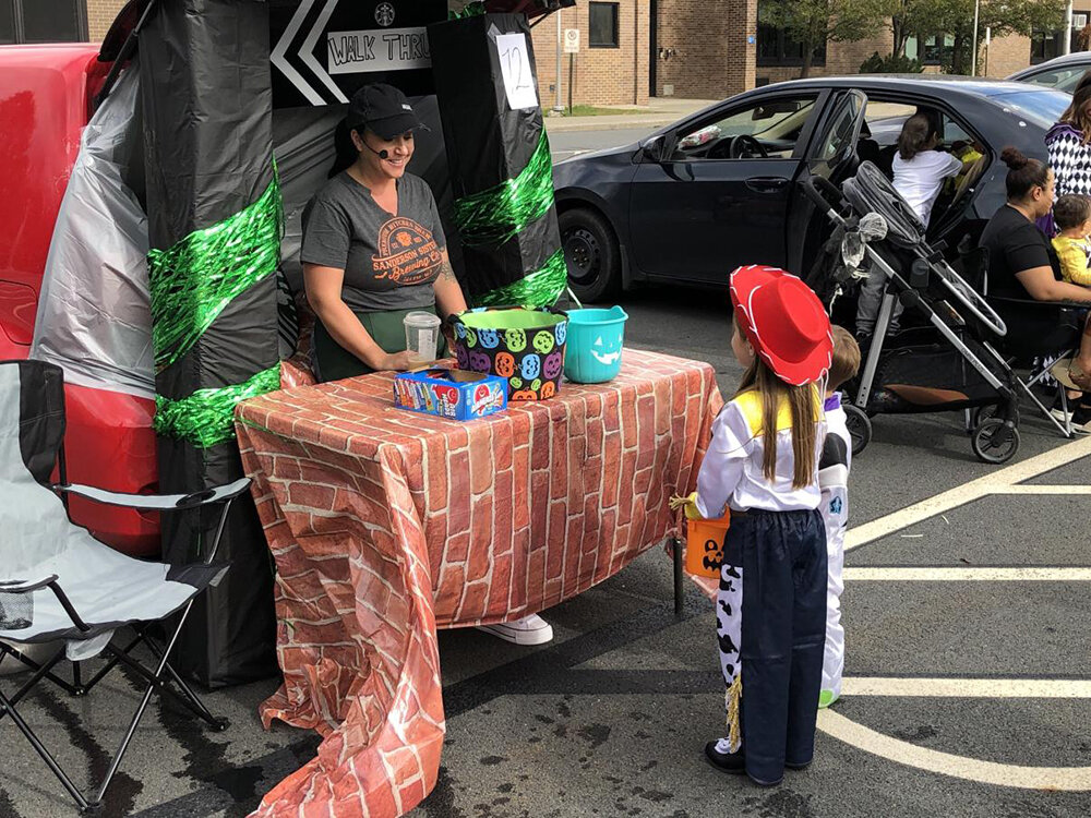 Lindsay “taking orders” from children in her Starbucks-themed trunk